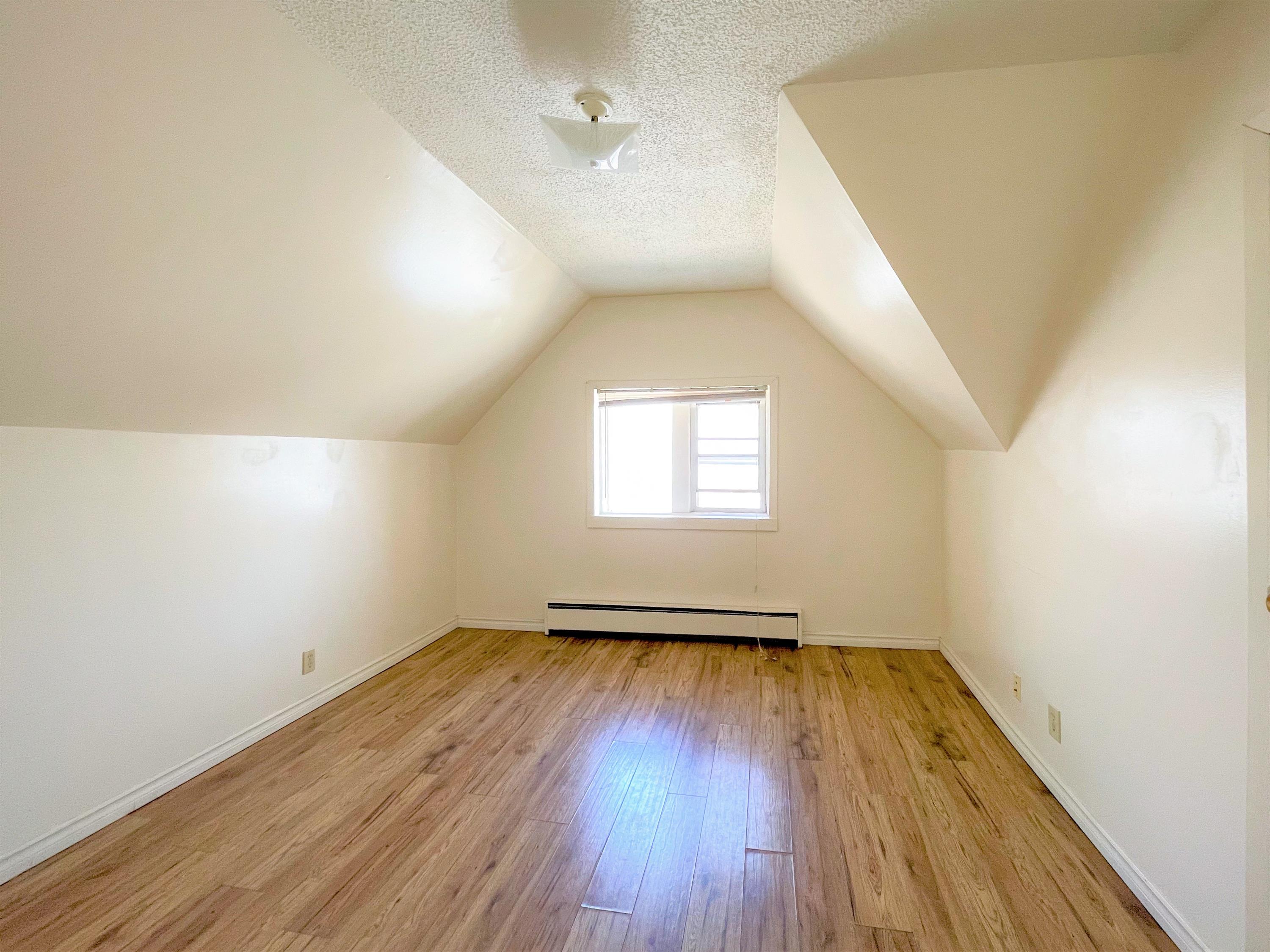 1503 Victoria Ave.-21