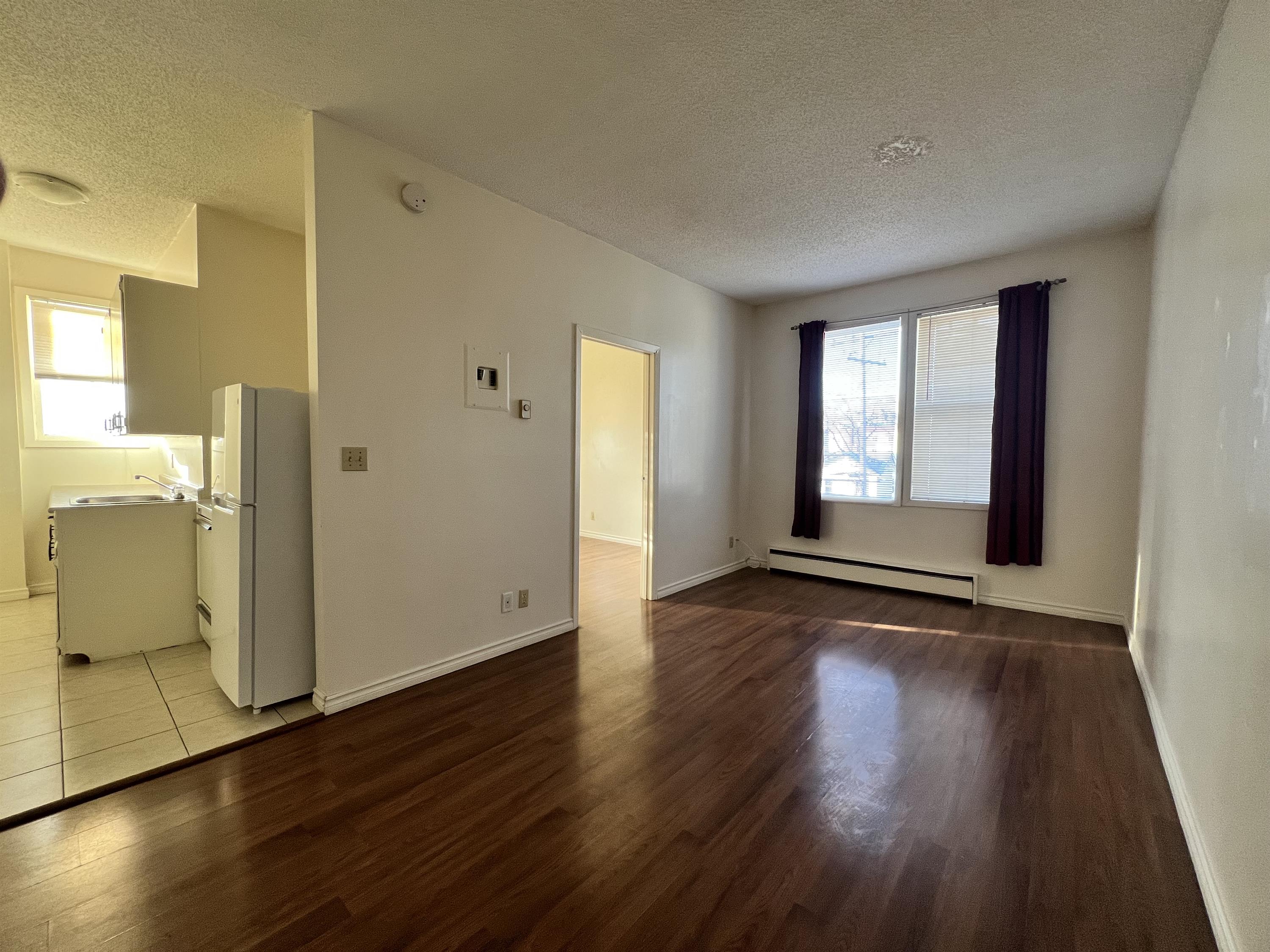 1503 Victoria Ave.-16